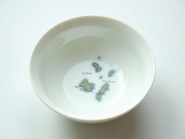 伊豆諸島の地図が描かれた磁器の鉢